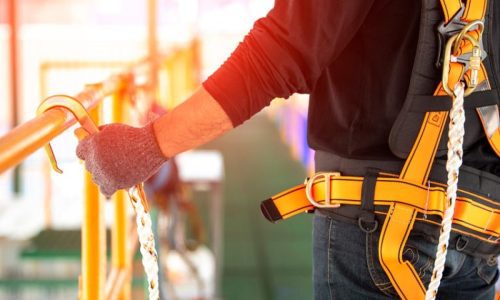 Por-que-es-importante-la-prevencion-en-los-trabajos-en-altura-1280x720-1-500x300